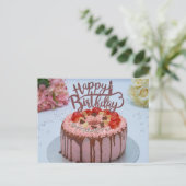 フレッシュ ハッピー バースデー ケーキ 白い テーブル クロス 花 ポストカード (スタンド正面)