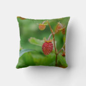 フレッシュ ワイルド イチゴ グリーン アンド レッド ガーデン フォト クッション (裏面)
