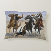 フレデリック・レミントン – 同志を助ける アクセントクッション (裏面)