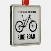 フレンズはフレンズをロード山に乗らせないバイクもしくは自転車に乗る人 メタルオーナメント (右)