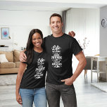 フレンズアドベンチャー引用文 Tシャツ<br><div class="desc">黒と黒の色のTシャツ。ホワイト文字：人生は良い友達と冒険のために作ら素晴らしれた</div>