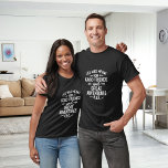 フレンズアドベンチャー引用文 Tシャツ<br><div class="desc">黒と黒の色のTシャツ。ホワイト文字：人生は良い友達と冒険のために作ら素晴らしれた</div>