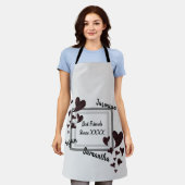 フレンズ最高のブライト赤いハートロングフレンドシップ エプロン (着用した状態)