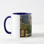 フレンチクォーターの通りの眺めニュー・オーリンズルイジアナ マグカップ (左)