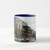 フレンチクォーターの通りの眺めニュー・オーリンズルイジアナ マグカップ (中央)