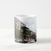 フレンチクォーターの通りの眺めニュー・オーリンズルイジアナ マグカップ (中央)