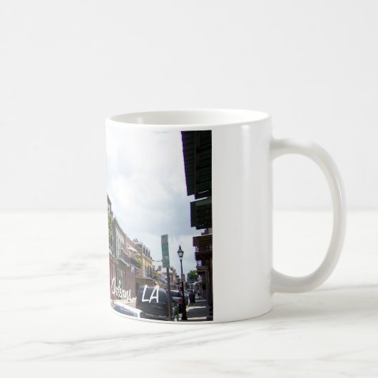 フレンチクォーターの通りの眺めニュー・オーリンズルイジアナ マグカップ (右)