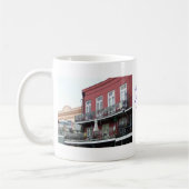 フレンチクォーターの錬鉄のバルコニー コーヒーマグカップ (左)