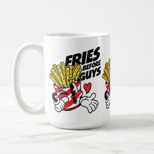 フレンチフライは彼氏より最優先 – サッシーなキャラクターのフライドポテトポップアート コーヒーマグカップ (左)
