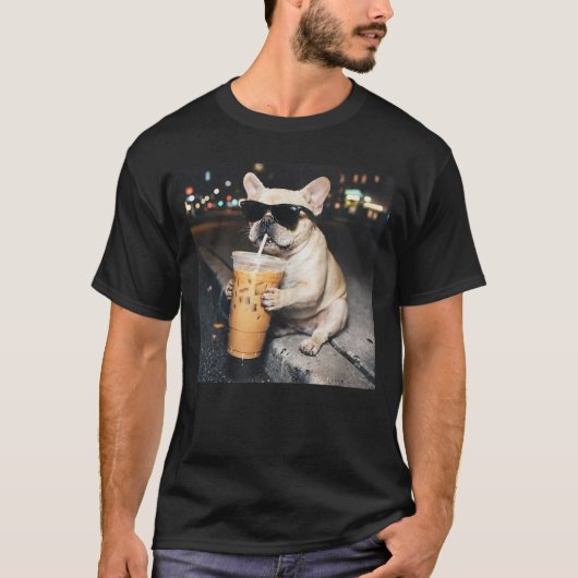 フレンチブルドッグがアイスコーヒーを飲む面白い犬 Tシャツ (正面)