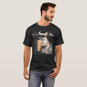 フレンチブルドッグがアイスコーヒーを飲む面白い犬 Tシャツ (正面フル)