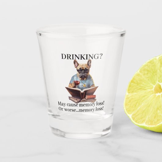 フレンチブルドッグが本を読んで飲んでる姿は記憶喪失の原因になるかも ショットグラス (正面)