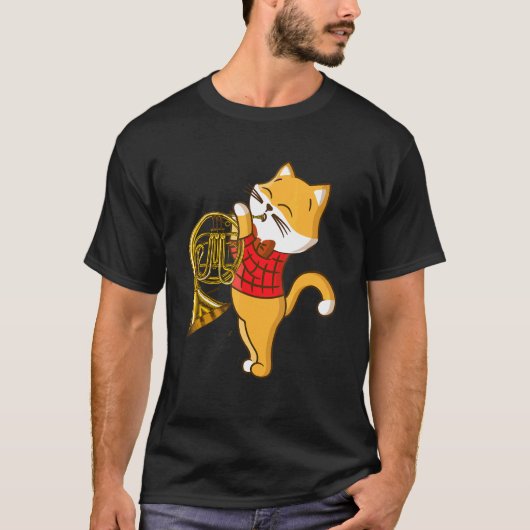 フレンチホルンを楽しむ猫 Tシャツ (正面)