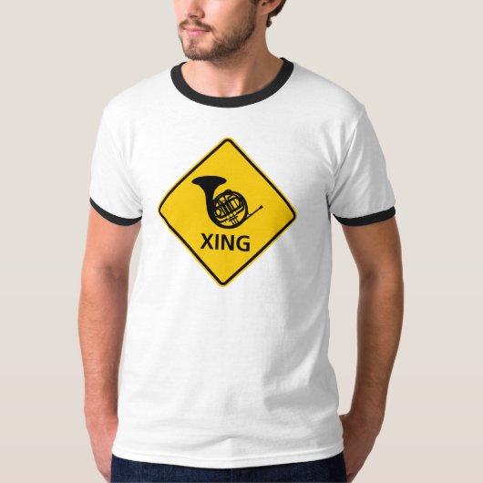 フレンチ・ホルンの交差のハイウェーの印 Tシャツ (正面)