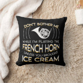 フレンチ・ホルンを遊ぶことはアイスクリームを持って来ました クッション (ブランケット)