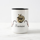 フレンドリーなシャム猫のカスタマイズ可能なマグ ツートーンマグカップ (中央)