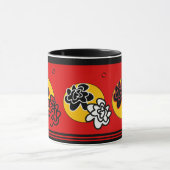 フレンドリーな花のコーヒー・マグの赤く黄色い黒 マグカップ (中央)