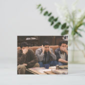 フレンド™ ソファに座ったジョーイ、ロス、チャンドラー インビテーションポストカード (スタンド正面)