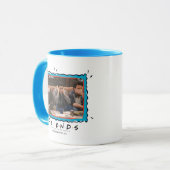 フレンド™ ソファに座ったジョーイ、ロス、チャンドラー マグカップ (正面左)