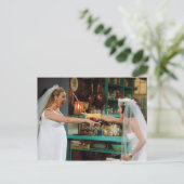 フレンド™ |フォエベとモニカ結婚のドレス インビテーションポストカード (スタンド正面)