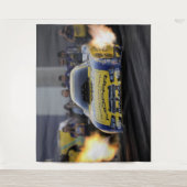 フレーミングカーおもしろいドラッグレーサースポーツ タペストリー (正面)