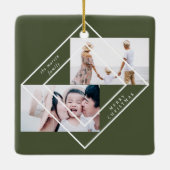 フレームモダングリーンツーフォトメリークリスマス セラミックオーナメント (裏面)