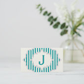 フレーム内のモノグラム、ティール（緑がかった色）、白いストライプ文字 名刺 (スタンド正面)