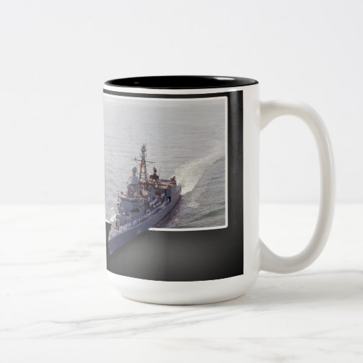 フレーム外の船のマグ ツートーンマグカップ (右)