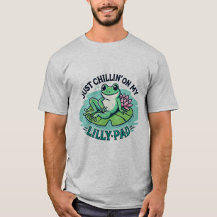 フロギーな雰囲気:リリーパッド上のカエルを冷やすデザイン Tシャツ