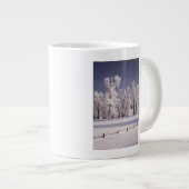フロストは木および塀、コロラド州を覆いました ジャンボコーヒーマグカップ (正面右)