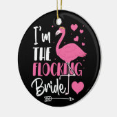 フロックしている花嫁です フラミンゴの独身最後の宴会 セラミックオーナメント (左)