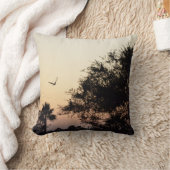 フロリダの日没に対する木そして飛ぶ鳥 クッション (ブランケット)