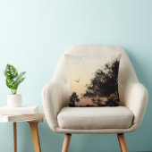 フロリダの日没に対する木そして飛ぶ鳥 クッション (椅子)