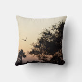 フロリダの日没に対する木そして飛ぶ鳥 クッション (裏面)