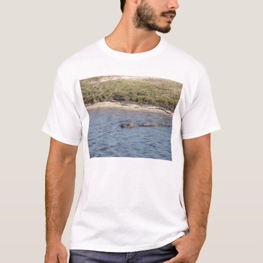 フロリダの湿地の水辺のアメリカ・アリゲーターの写真 Tシャツ (正面)
