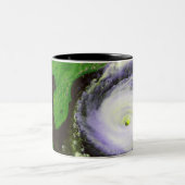 フロリダを離れたハリケーンのフラン- 1996の衛星イメージ ツートーンマグカップ (中央)