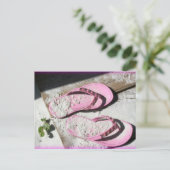 フロリダビーチのピンクサンディのフリップフロップサンダル ポストカード (スタンド正面)