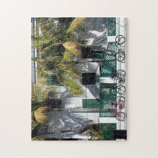 フロリダ州のアパート周辺の鍵ウエストにバイクを止める ジグソーパズル (縦)