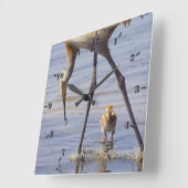 フロリダ湖でヒヨコ(子馬)を持つサンドヒルクレーン スクエア壁時計 (傾斜)