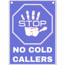 フロントドアのゲートと窓にサインするコールド発信者なし