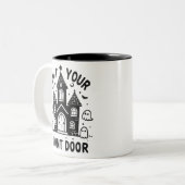 「フロントドアを閉めろ」おかしいお化け屋敷のマグカップ ツートーンマグカップ (正面左)