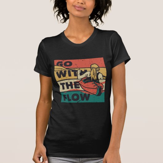 フローに従う女性カヤッカー スポーツ Tシャツ (正面)