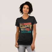 フローに従う女性カヤッカー スポーツ Tシャツ (正面フル)