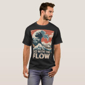 フローに従う 波のアートプリント Tシャツ (正面フル)