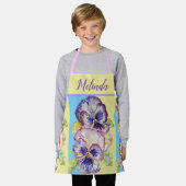 フローラかわいらしパステルパンシーキッズピンクガールズエプロン エプロン (着用した状態)