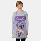 フローラかわいらしパステルパンシーパープルガールズアートエプロン エプロン (着用した状態)