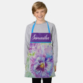 フローラかわいらしパステルパンシーパープルガールズエプロン エプロン (着用した状態)