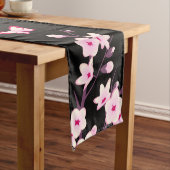 フローラさくらんぼバターフライズピンクブラック ロングテーブルランナー (インサイチュ)