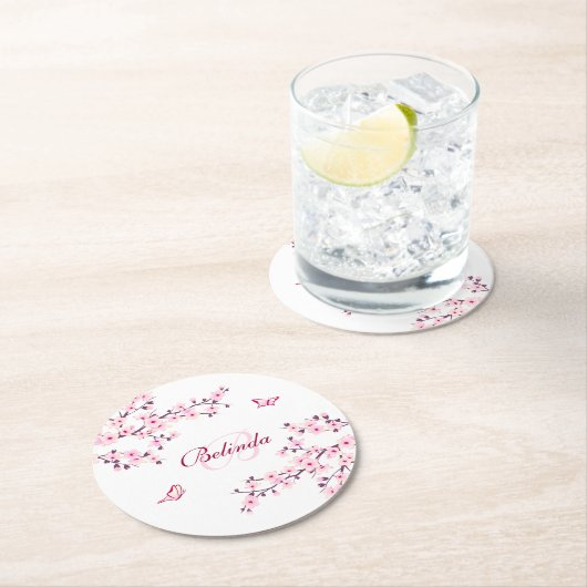 フローラさくらんぼブラッズピンクホワイトモノグラムネームバ ラウンドペーパーコースター (インサイチュ)