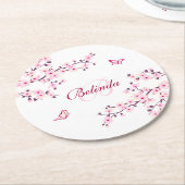 フローラさくらんぼブラッズピンクホワイトモノグラムネームバ ラウンドペーパーコースター (アングル)